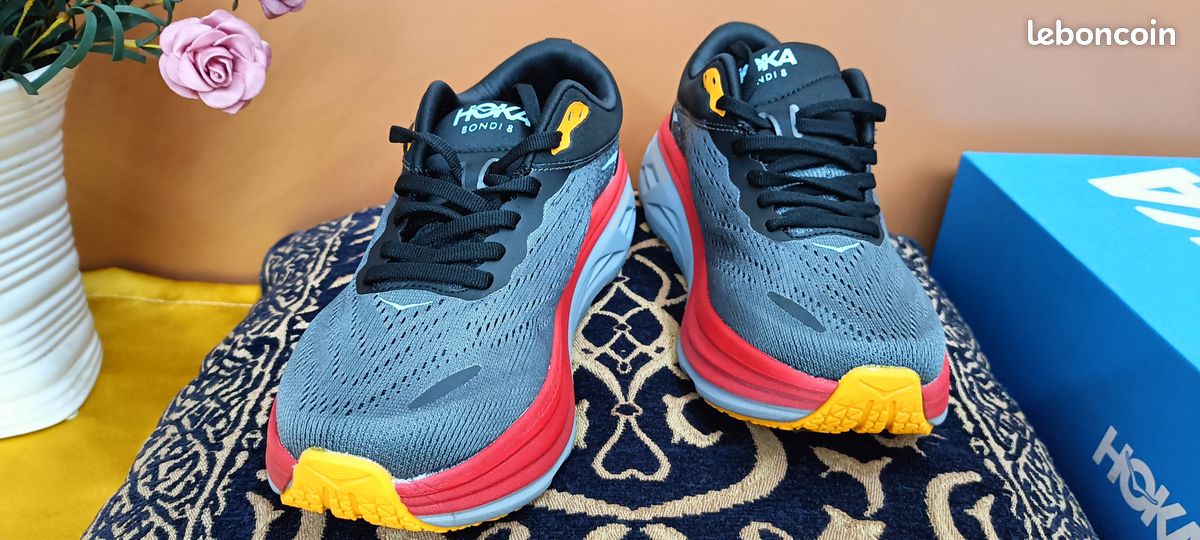 Baskets Hoka One One noires et rouges (image 2)