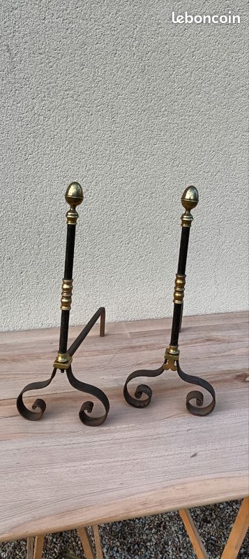 Paire De Chenets Art Déco - Laiton Et Fer Forgé Noir Et Doré - Avec Serviteur