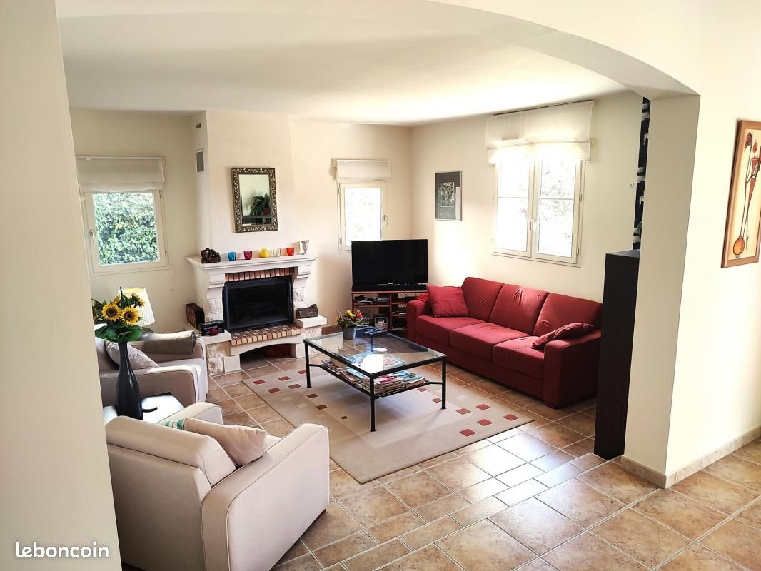 Villa 8 pièces 215 m² - Rouzède 16220 (image principale 3)