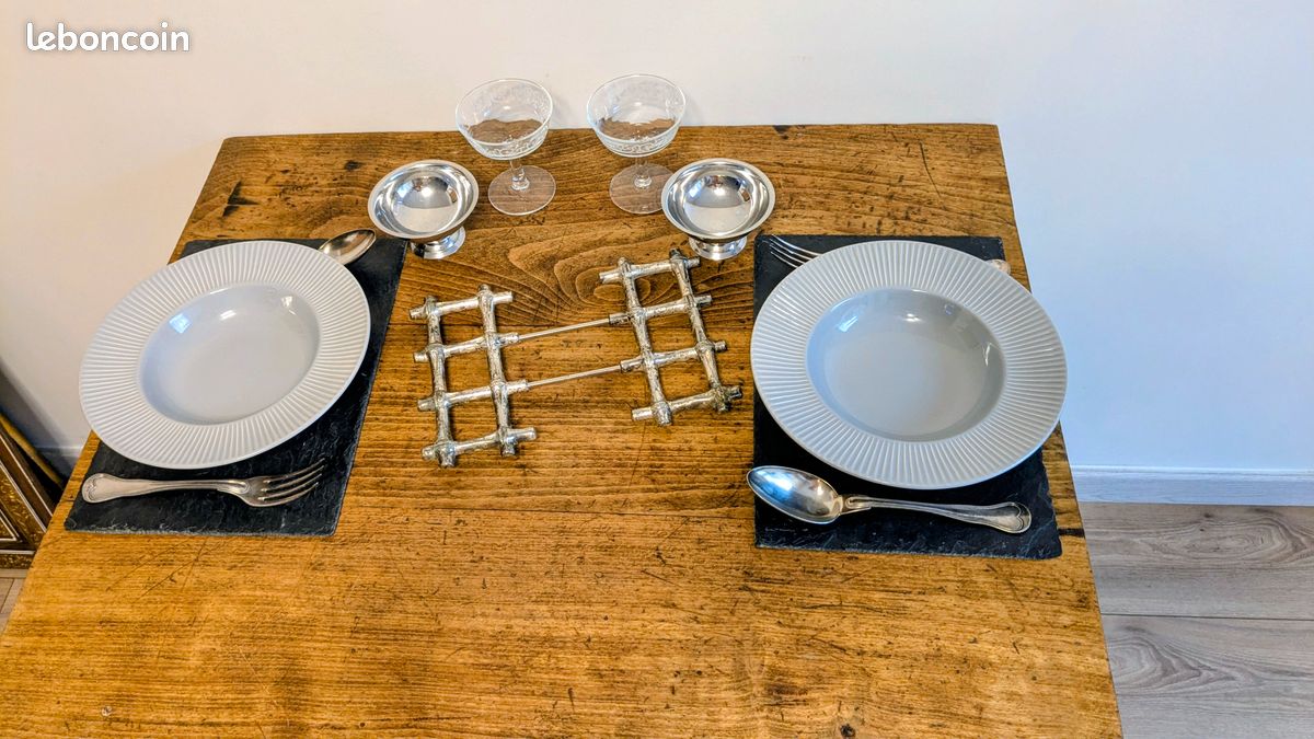 Dessous de plat de luxe en aluminium gris antique de forme ronde utilisé Table de cuisine Dessous de plat décoratif de luxe