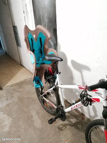Voyager à vélo avec un bébé : itinéraires, équipements, astuces