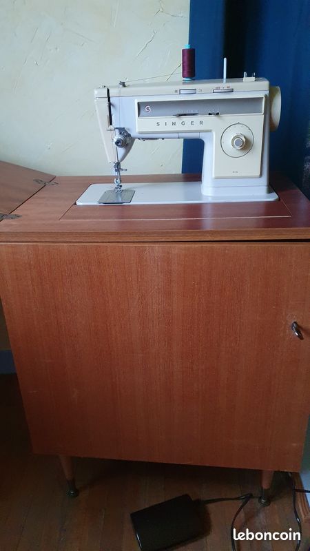 Machine à coudre Singer dans meuble de rangement (image 1)