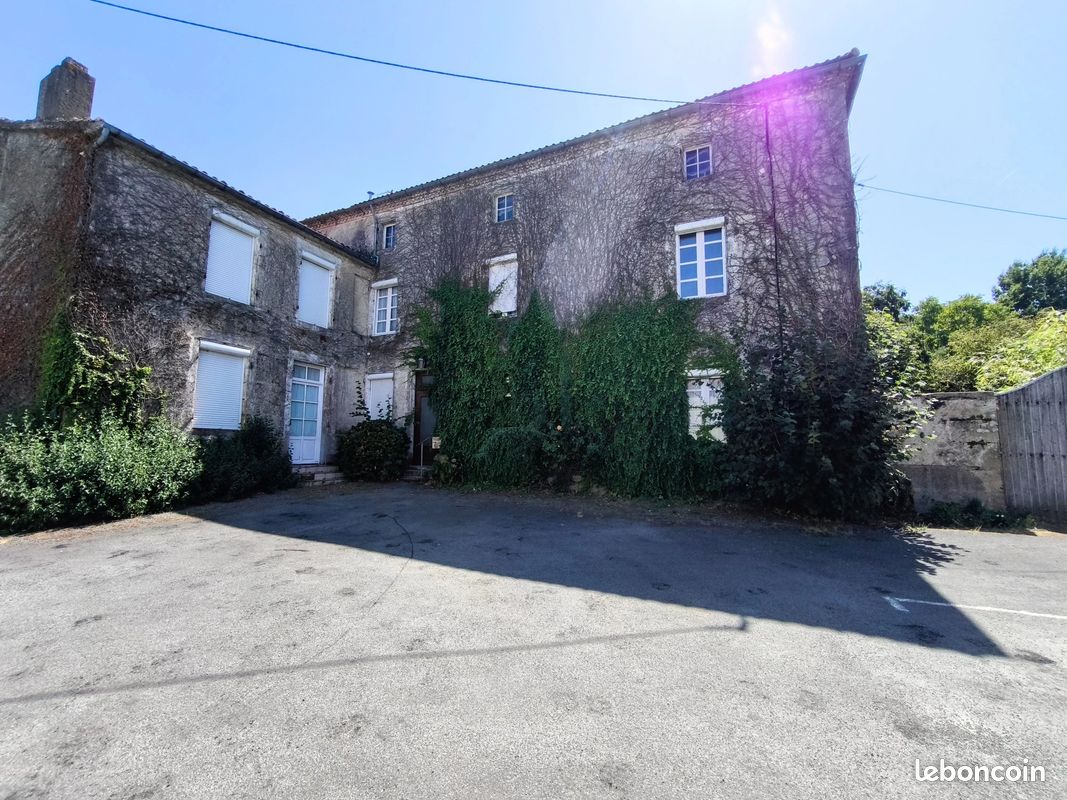 Maison 9 pièces 200 m² · à La Chapelle-Saint-Laurent · 200 m² · 180 000 €