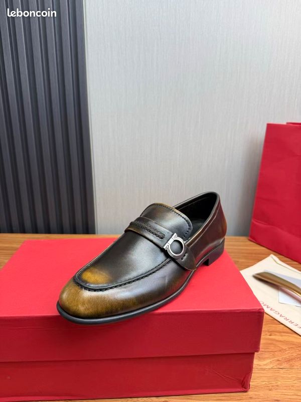 Mocassins Ferragamo, taille 42 (image 2)