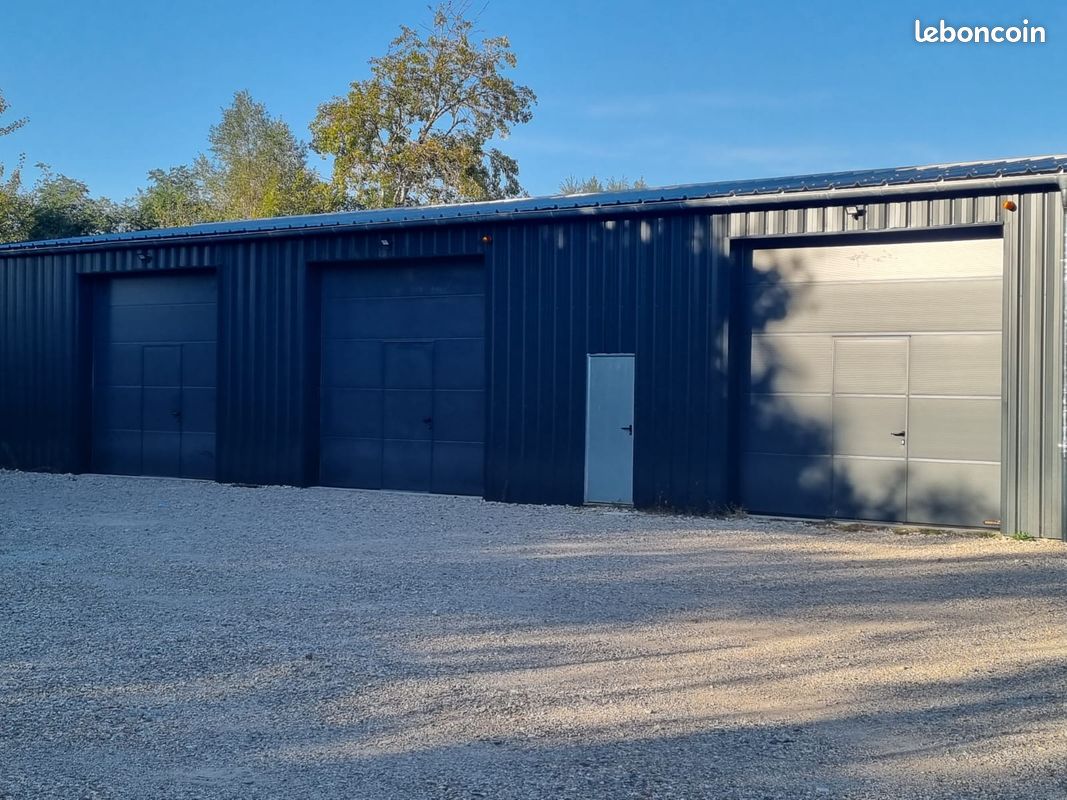 Local commercial 1 pièce 80 m² · à Saint-André-de-Corcy · 80 m² · 800 €/mois