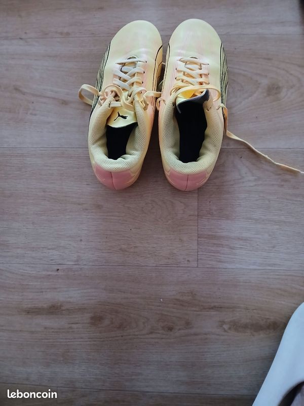 Chaussurescde foot pour enfant trés bon état (image 1)