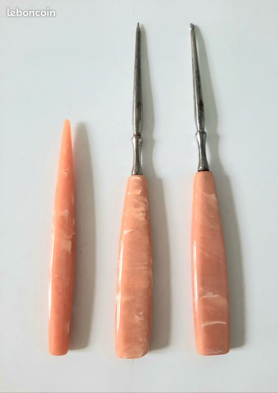 Lot de 3 anciens accessoires de couturière : poinçons et crochet (image 1)