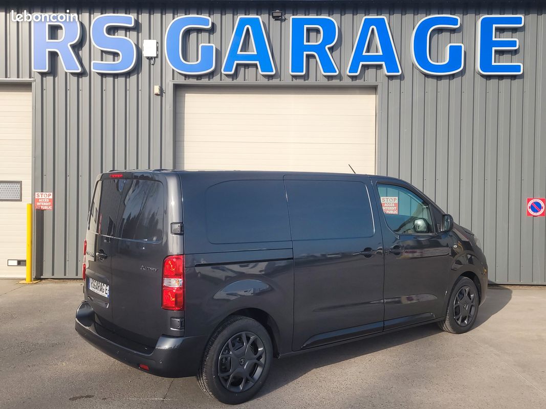 CITROEN JUMPY III Phase 2 FOURGON STANDARD « M » 2.2 Blue HDI 150 EAT8 03 PLACES NEUF avec 2 PORTES LATÉRALES + HABILLAGE BOIS COMPLET + PACKS LOOK – CONNECTIVITÉ – CAMÉRA ( Prix de Vente 29 990 HT ) (image 8)