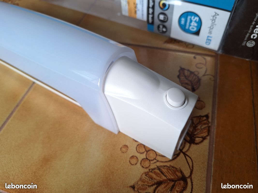 Applique néon LED marque TIBELEC 540 lumens jamais servie (image 5)