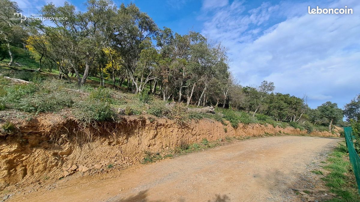 Terrain à bâtir de 2150 m² à LA MOLE (83) · à La Môle · 360 000 €