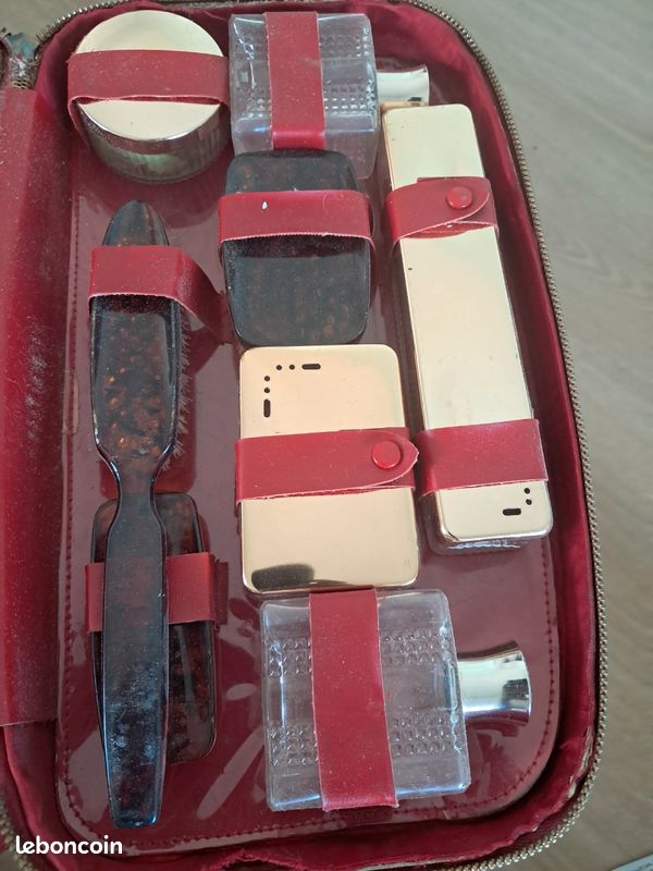 Petit sac ancien de maquillage de couleur rouge (image 8)