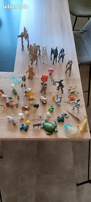 Lot 45 figurines (image 1)