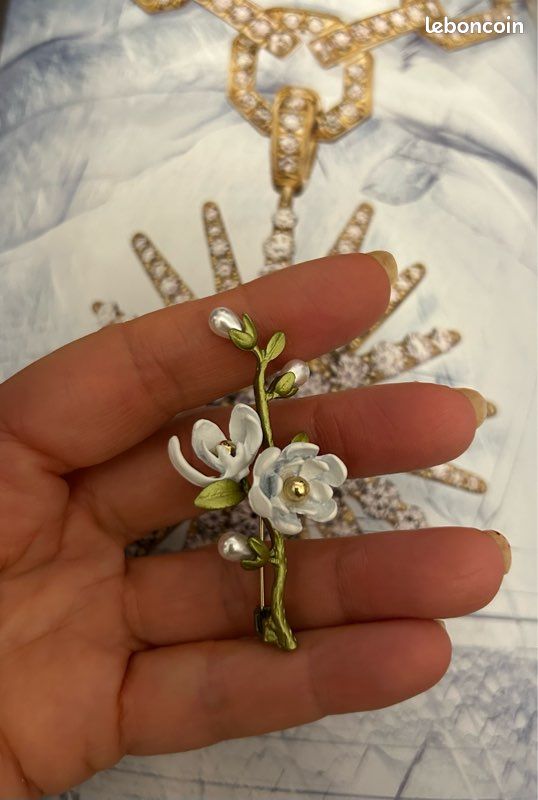 Broche Florale Camélia émaillée Avec Cristaux Zircon - Plaqué Or, Brillante, Neuve Avec étiquettes