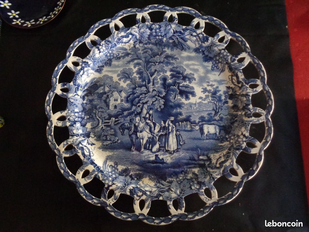Grand plat à décor bleu et dentelle British scenery (image 1)