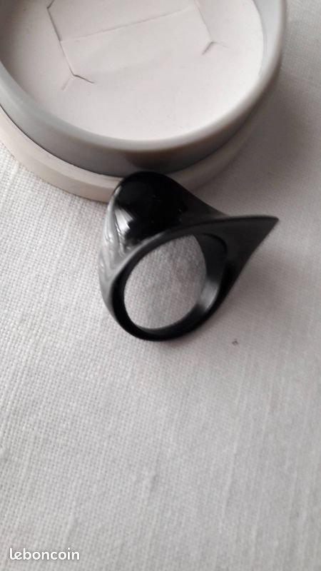 Bague noir en acier (image 1)