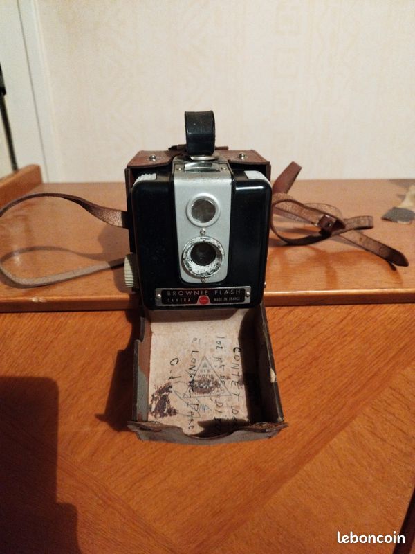 Ancien appareil photo KODAK BROWNIE FLASH CAMERA bakélite + flash et