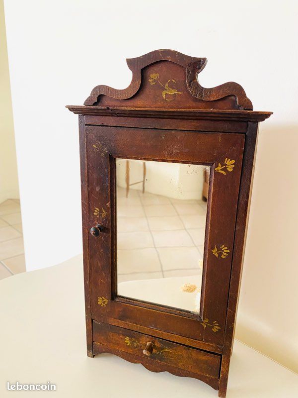 Armoire pour poupée antique en noyer avec poupée et