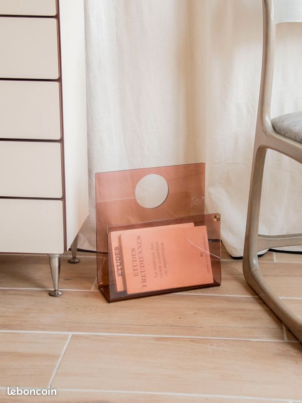Porte revue vintage Stylform en plexiglas fumé design danois - rochebobois (image 1)