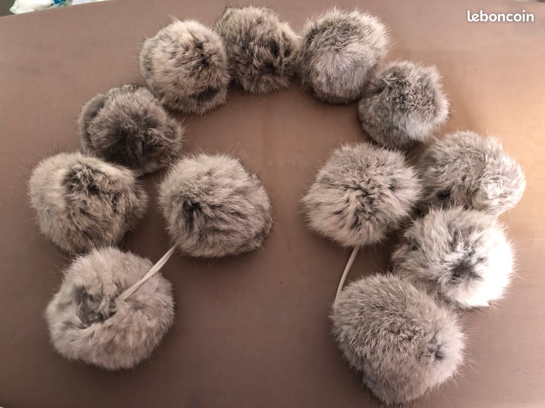 Écharpe Avec Pompons En Fourrure De Lapin - Femme, Viscose, Motif Carreaux, Neuf Avec Étiquettes