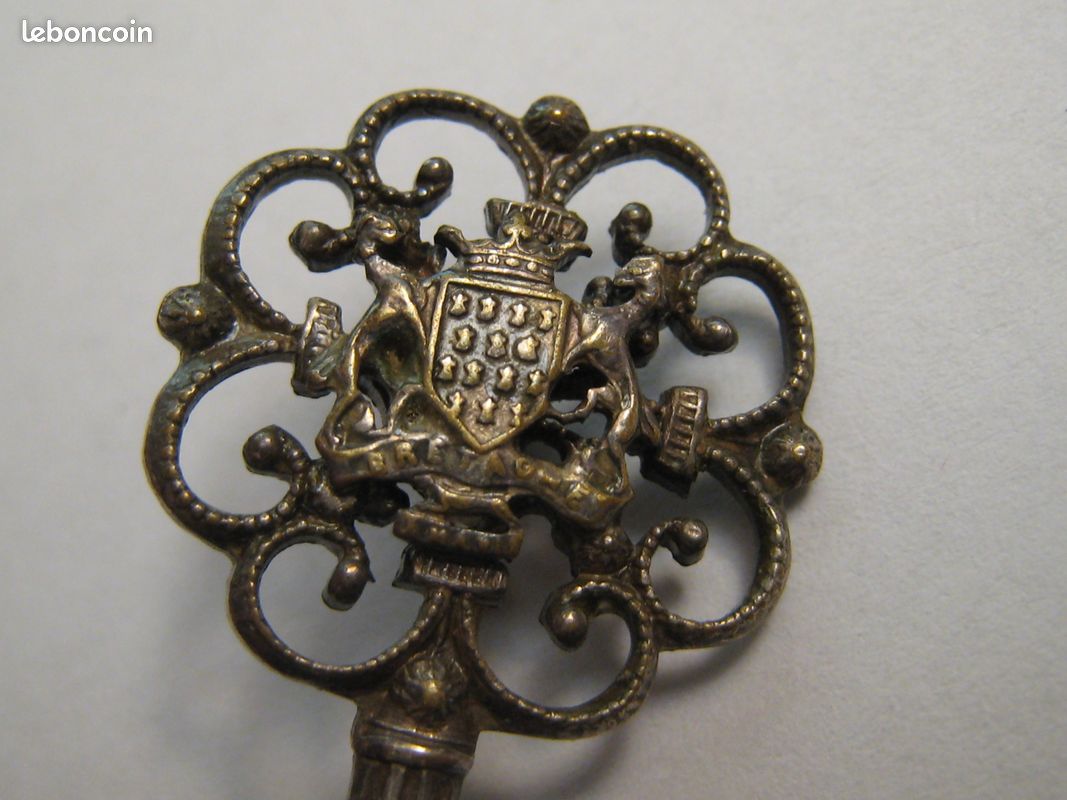 Broche Fantaisie En Forme De Clé - Couleur Or - Très Bon état (TBE) - Occasion