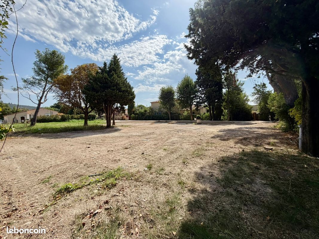 Terrain 573 m² · à Eyguières · 573 m² · 245 000 €