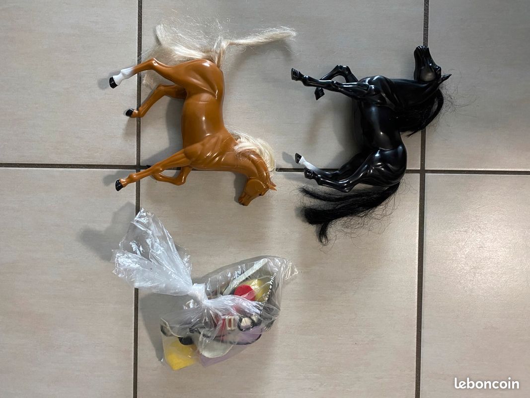 2 figurines chevaux + accessoires (image 1)