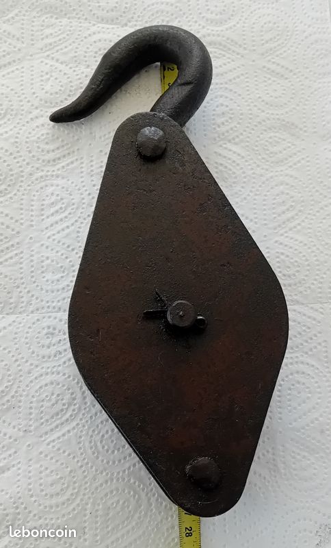 Ancienne poulie en fer forgé (image 1)