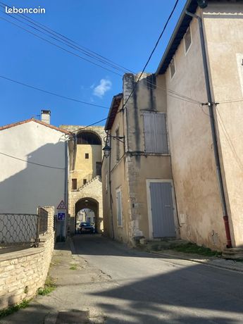 Idéal pour une profession libérale ; ne payez plus de loyers à fonds perdus Investissez dans ces murs de boutique idéalement situés dans le centre historique de Pernes les fontaines