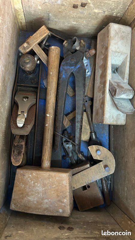 Malle pleine d’outils anciens (image 4)