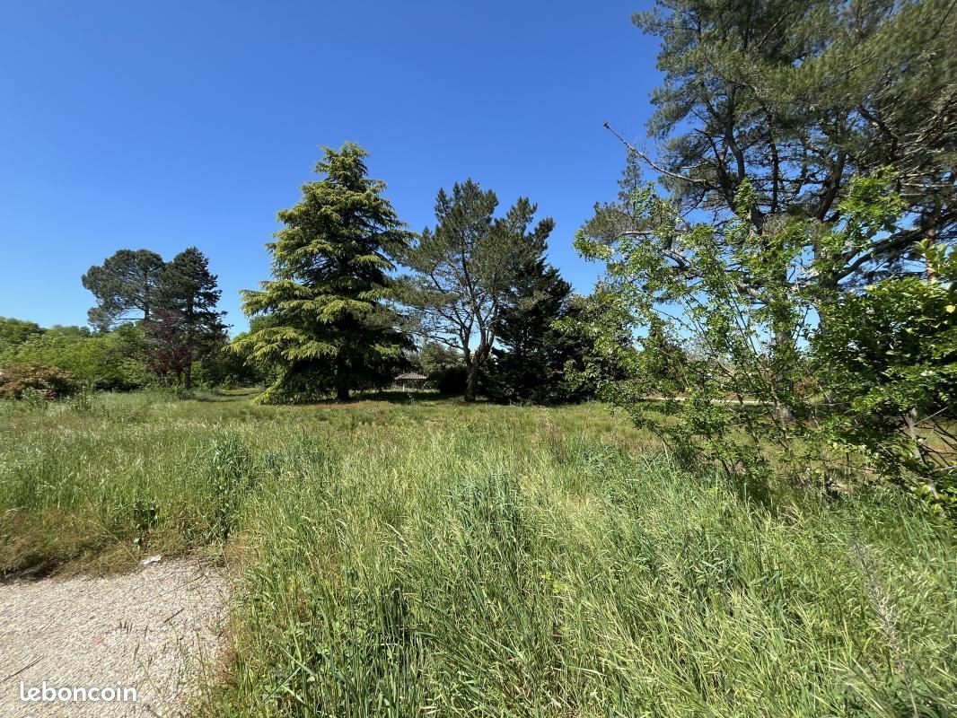 Terrain 600 m² Arbanats · 135 000 €