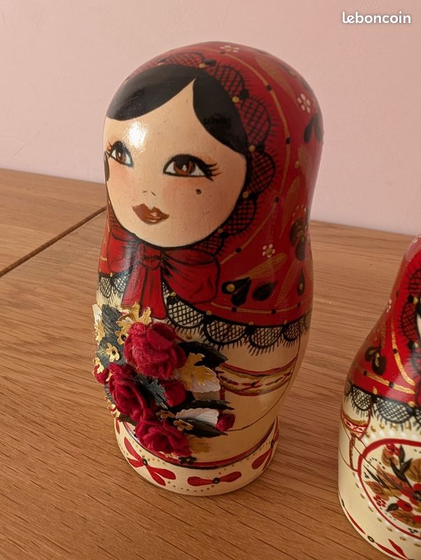 Poupées Russes Emboîtées, Également Connu Sous Le Nom Matriochka Peinte A La Main Belle Et Coloree Serapportanta Nom Poupee Russe