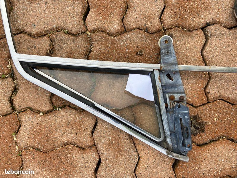Demi-charnière Chromée Droite Pour Vitre Custode Déflecteur PEUGEOT 504 Coupé - NEUVE