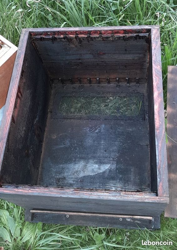 Ruche complète Dadant 10 cadres avec hausse, cadres et nourrisseur - stock 11 ruches (image 5)