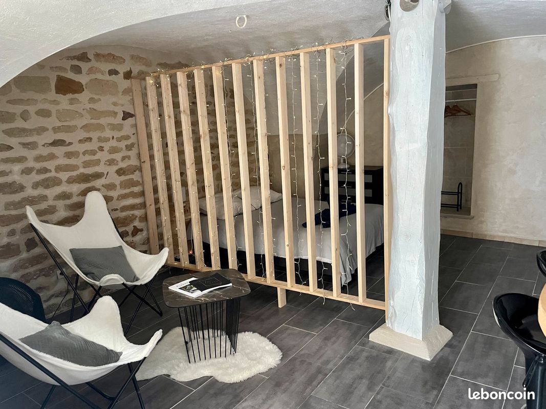 Studio meublé 35 m² – Hyper centre d'Aramon – Charges comprises (image 1)