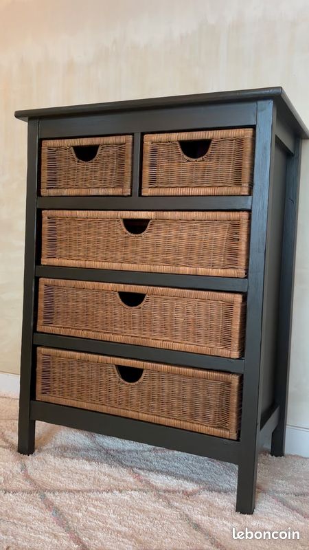 Chiffonnier/Commode en bois peint marron foncé avec 5 tiroirs en rotin – Design urbain, Boho chaleureux , belle présence (image 5)
