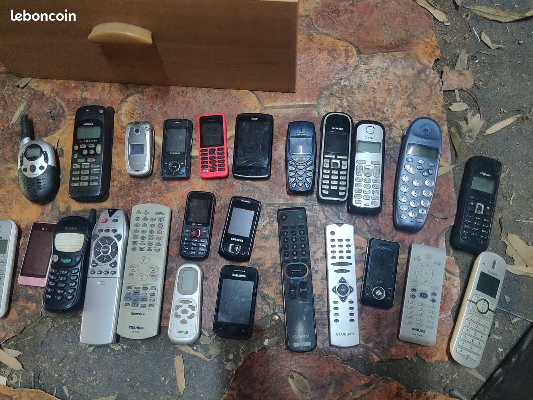 Gros lot 18 vieux téléphones portables vintage + 15 télécommandes TV anciennes - Nokia Siemens Samsung (image 1)