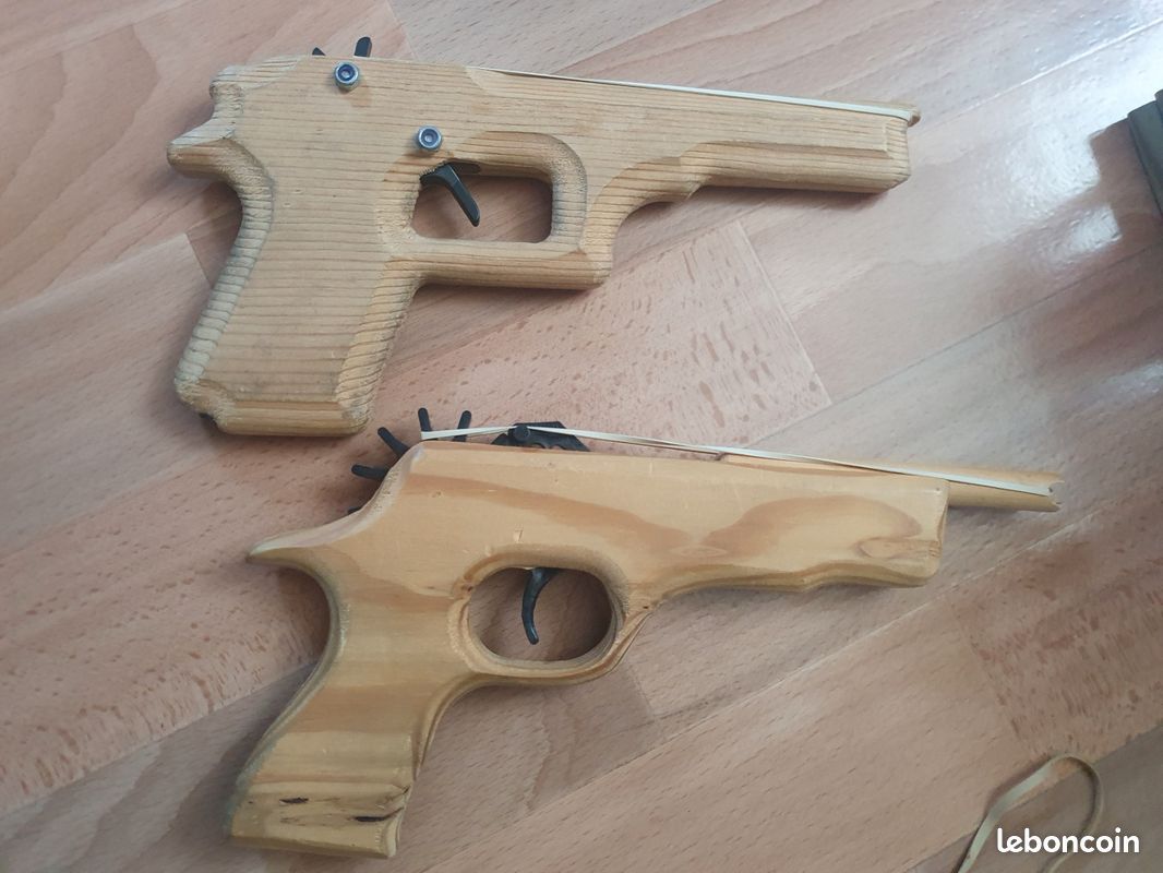 Jeu de 2 revolvers en bois avec élastiques et cible (image 2)