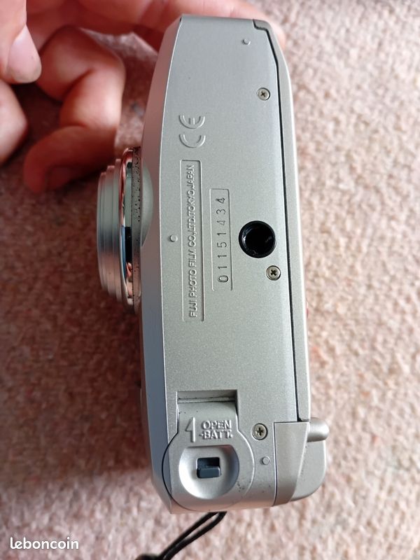 Appareil Photo Argentique FUJIFILM Zoom Date 125S - Zoom 38-125mm - Compact Argenté - Occasion