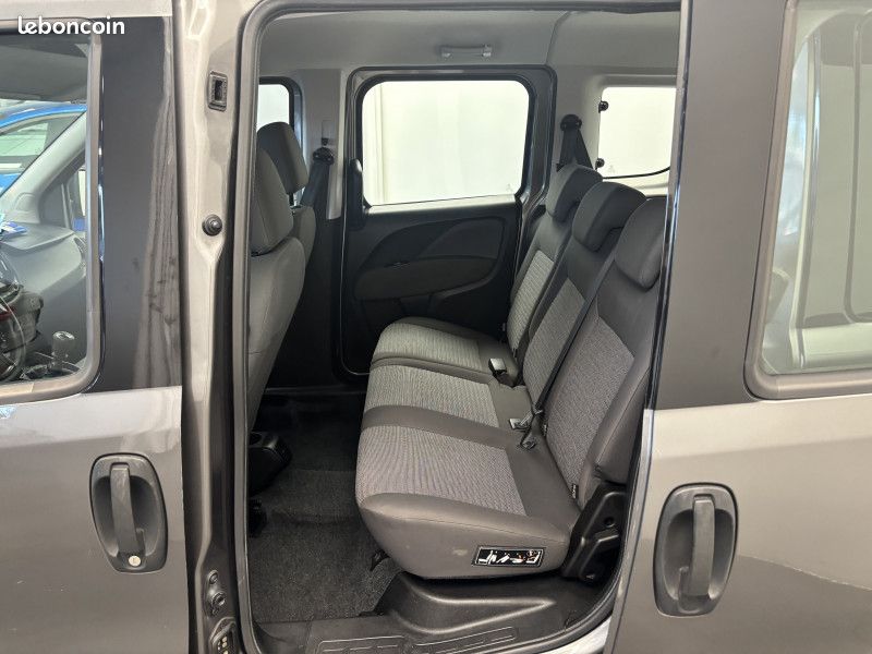 Fiat DOBLO 1.6 jtd 120 ch Lounge 7 places / Climatisation / Attelage / Régulateur / (image 18)