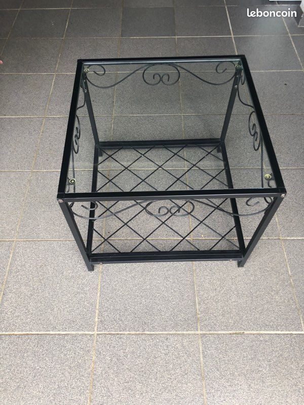 Table noire sur une vitre (image 2)