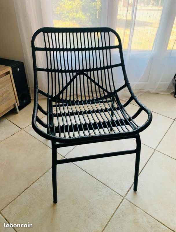 Fauteuil design rotin noir (image 1)