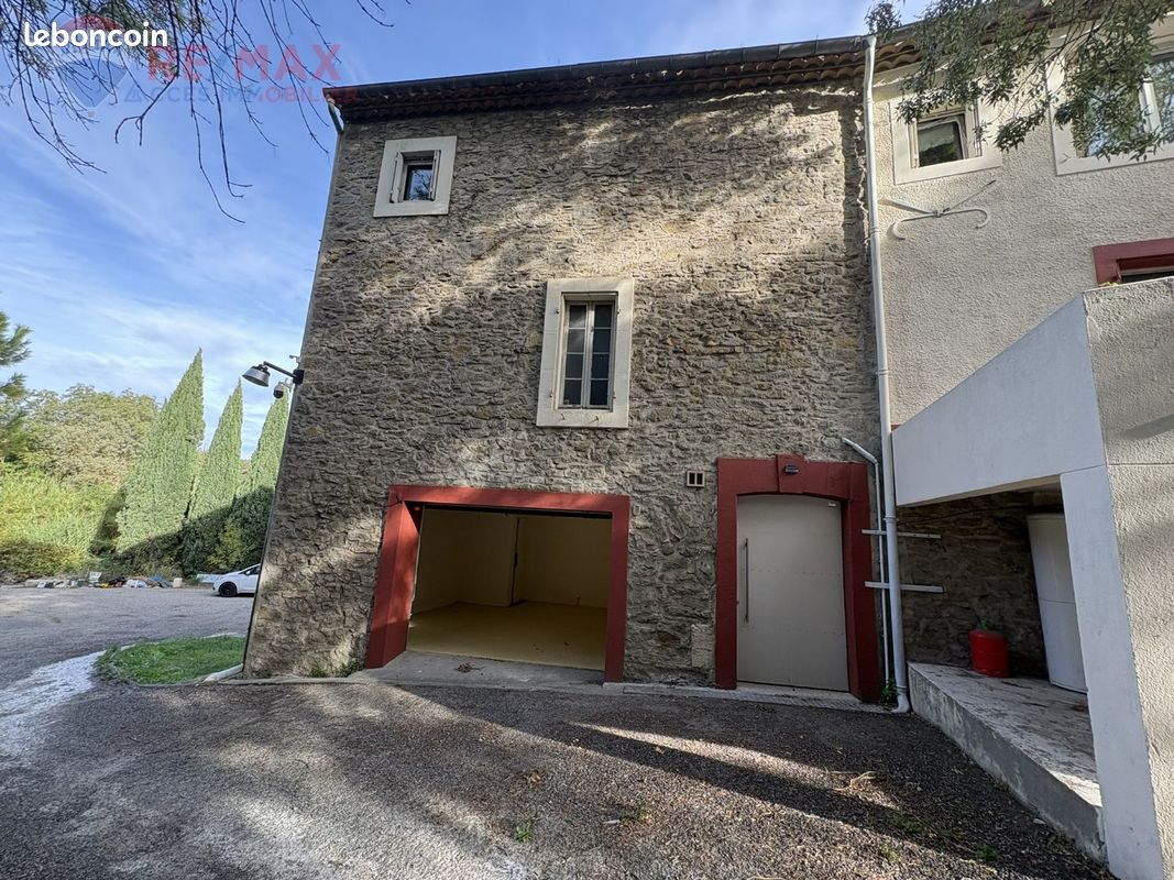 Parking 28 m² · à Trèbes · 28 m² · 185 €/mois
