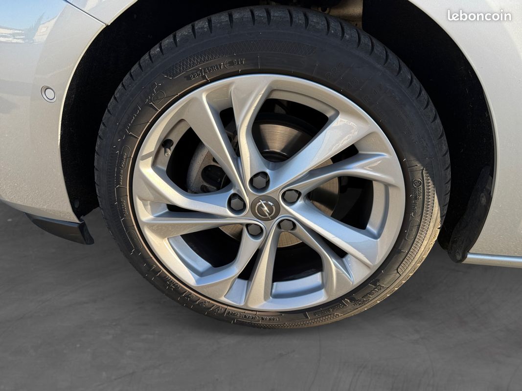 OPEL ASTRA 1.4i Turbo 145 CVT Ultimate / Caméra / CarPlay / Entretien Opel (image 17)