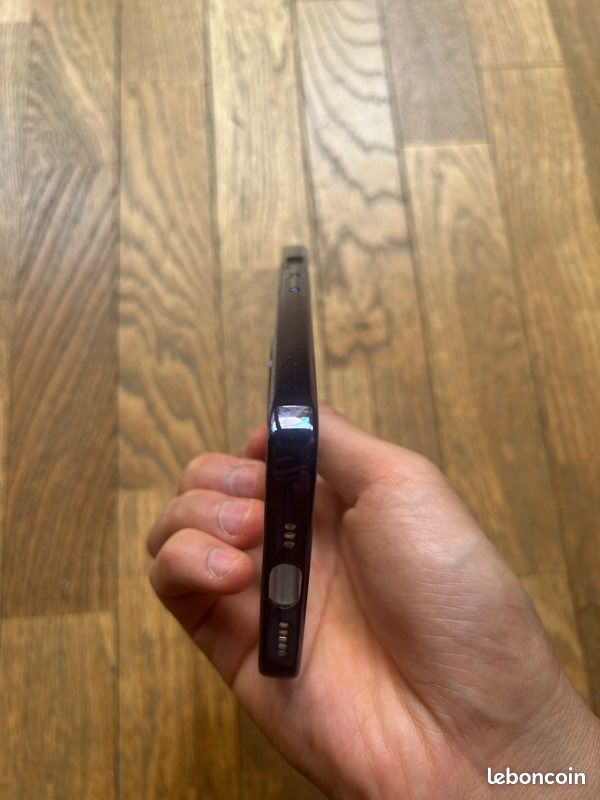 Coque iPhone 14 très bon état pas cher avec charge mcsafe integre (image 3)