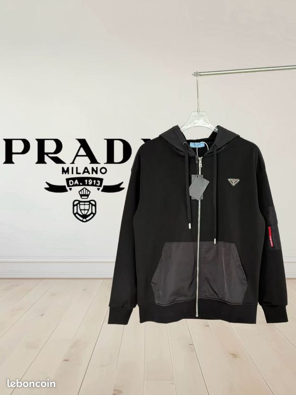 Sweat à capuche Prada noir pour homme, détails contrastés, manche logo (image 1)