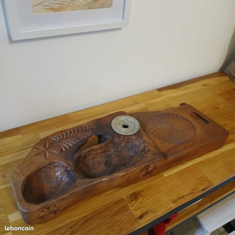 Écritoire de bureau ancien en Pin cembro du Queyras sculpté / Plumier vintage (image 1)