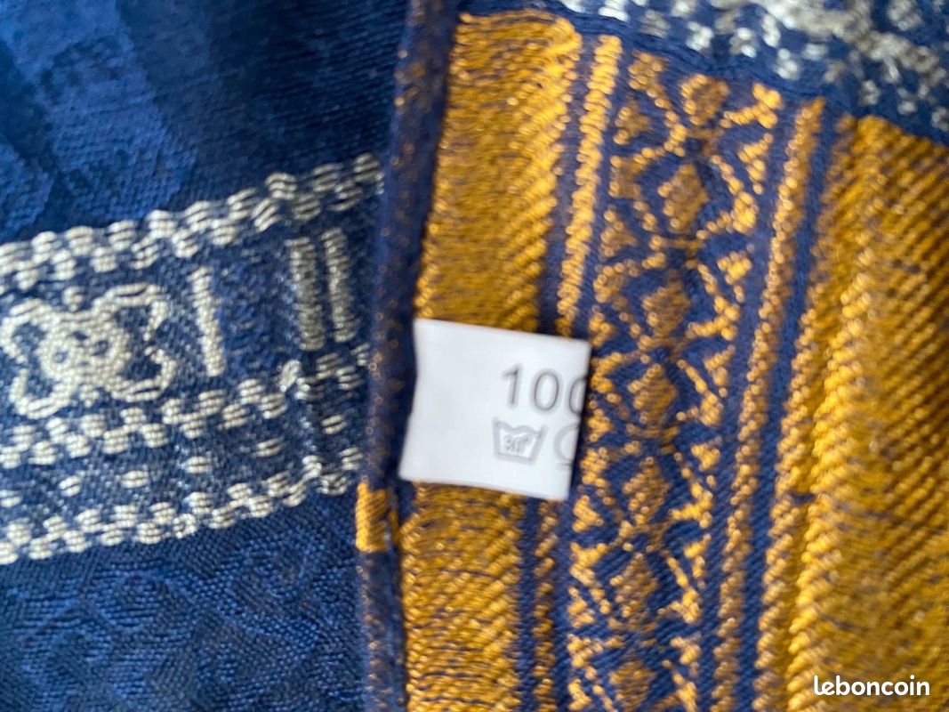 Jolie foulard motifs éléphants en soie (image 3)