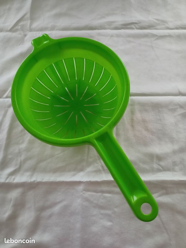 Passoire verte plastique (image 1)