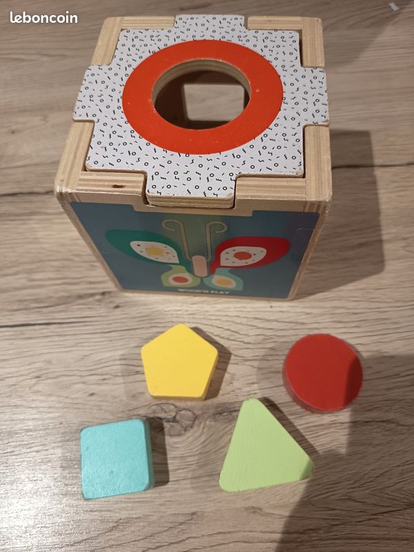 Cube d'éveil en bois (image 1)