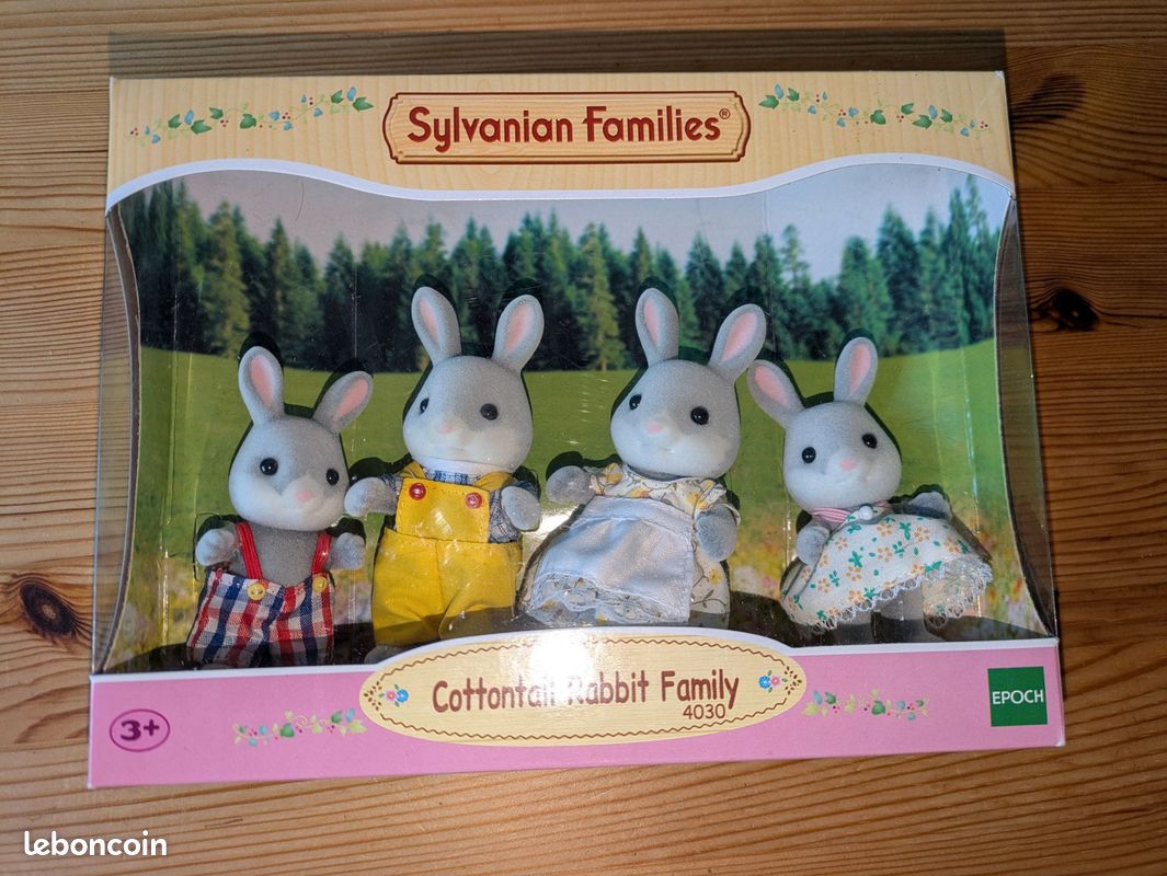 Sylvanian Families Maison Silvana Family Sylvanian Families Famille Lapin Gris 4 Figurines Table Repas - Jeu Collectible Miniature - Enfants 3 Mini Poupées Articulées Jouet Pour Lapin